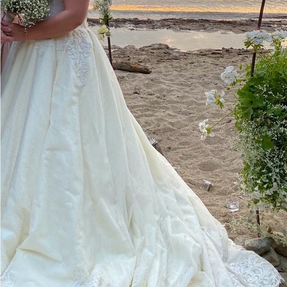 Wedding dress - Picture 4 of 6